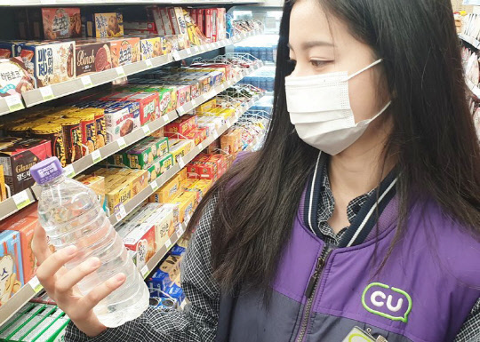 무라벨 생수의 판매량이 늘고 있는 것으로 조사됐다. <BGF리테일 제공>